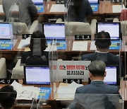 [포토] 서울시의회 '日 독도 침탈 규탄' 결의안 채택