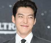 김우빈, 미모 칭찬에 쑥스러워~[포토엔HD]