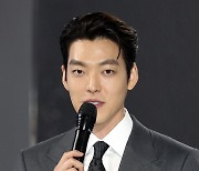 김우빈 '반갑습니다'