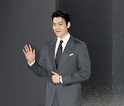 김우빈 '여심 저격 손 인사'