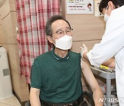 '2차 백신 접종 마친 송하진 전북도지사'