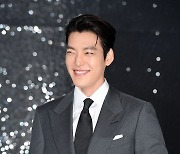 김우빈, '수줍음에 더 빛나는 미소' [사진]