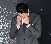 김우빈,'수줍어서 얼굴 가리고' [사진]