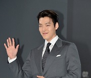 [포토] 김우빈 '반가운 손인사'