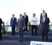 '文 센터' G7사진 올린 날..스가는 바이든·文 자른 사진 올렸다