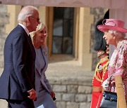 '무엄하도다'..바이든, 영국 여왕 '선글라스 대면' 결례 논란