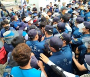 [영상]경찰-택배노조 집회 앞두고 곳곳 기싸움..'앰프 반입' 놓곤 몸싸움도