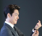 김우빈, 조각의 손하트 [DA포토]