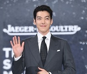 [ST포토] 김우빈 '팬심 녹이는 미소'