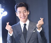 [ST포토] 김우빈 '수줍은 하트'