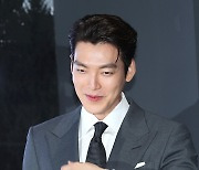 [포토S] 김우빈, "잘생겼다" 외침에 정신이 혼미