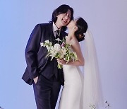 유성은♥루이, 웨딩화보 공개..애정 가득 '사진 자랑 타임'