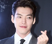 [TD포토] 김우빈 '하트 뿅~'