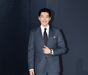 [T포토] 김우빈 '우월한 기럭지'