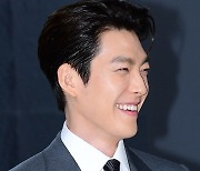 [T포토] 김우빈 '미소가 멋진 남자'