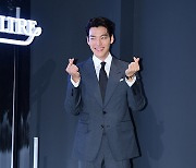 [T포토] 김우빈 '수줍게 보내는 손하트'