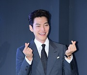 [T포토] 김우빈 '두근두근 손하트'