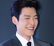 [T포토] 김우빈 '빠져드는 미소'