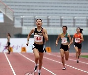 '육상 샛별' 양예빈, 올해 처음 뛴 400m서 우승..56초76