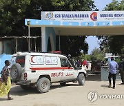 소말리아 군 캠프 자폭테러 부상자 이송하는 구급차