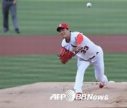 MLB.com "'볼넷 5개' 김광현, 구불구불한 길 걸었다"