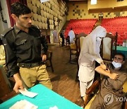 파키스탄 지방정부 "백신 미접종시 휴대전화 못 쓴다"