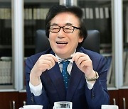 유치원차 타고 버스전용차로 출근한 '의원님' 논란