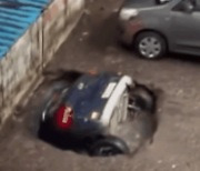 [영상] 주차장에 세워둔 차가 수십초만에 물 속으로 '쑥'