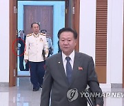 발열체크 하는 북한 노동당 전원회의 참석자들