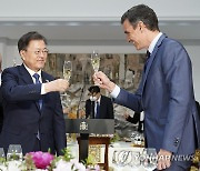 스페인 총리와 건배하는 문 대통령