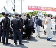 "상생" 외쳤지만 잡음 계속..'제주해군기지' 강정마을의 속사정