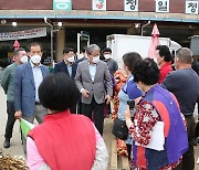 유진섭 정읍시장, 농산물 도매시장·경매장 방문해 상인들 위로