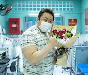 '범죄도시2' 촬영종료..마동석, 꽃다발 들고 활짝 '마블리 미소'