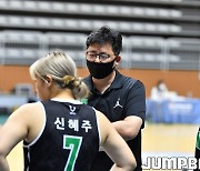 [JB포토] 선수들의 의견에 귀기울이는 울산대 이한준 코치