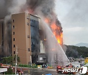 쿠팡센터 붕괴위험에 소방관 구조 보류..스프링클러 오작동 의혹도