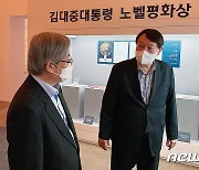 윤석열, 간보기·전언정치 비판에 "눈 하나 깜짝 안해"