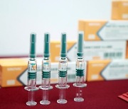 中 시노백 백신 맞은 인도네시아 의료진..350명 무더기 확진