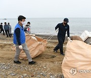 해변 해양쓰레기 수거하는 문성혁 장관