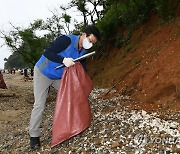 해변 해양쓰레기 수거하는 문성혁 장관