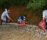 문성혁 장관, 인천서 해변 해양쓰레기 수거