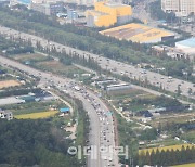 주말 나들이 차량 고속도로 정체.."서울~부산 약 5시간"