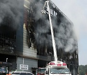 이천병원으로 향하는 김동식 구조대장 유해를 태운 응급차