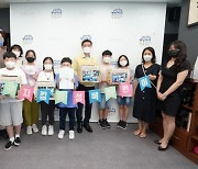 성북구 초등학생 100여 명 '어른도 환경문제 해결 함께 나서요' 손편지 전달