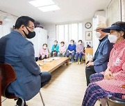 [포토]성장현 용산구청장 보광제2경로당 찾아..경로당 88곳 운영 재개