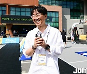 [JB포토] 인터뷰 하는 3X3 홍보대사 장항준 감독