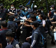 재해 사망사고 추모제서 '충돌'..경찰, 쿠팡 노동자 유족 연행