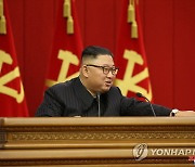 북한 당 전원회의 주재하는 김정은..미소 띤 얼굴