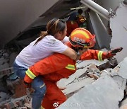 中 7층짜리 아파트 붕괴, 사상자 최소 10명..참혹한 현장