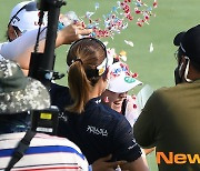 '한국여자오픈 우승' 축하받는 박민지 [포토엔HD]