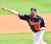'스트레일리 4승+이대호 홈런' 롯데, 삼성에 8-7 진땀승..꼴찌 탈출